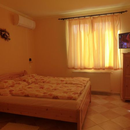 Napfeny Apartman Es Vendeghaz エゲルサローク エクステリア 写真