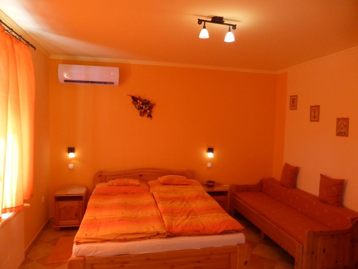Napfeny Apartman Es Vendeghaz エゲルサローク エクステリア 写真