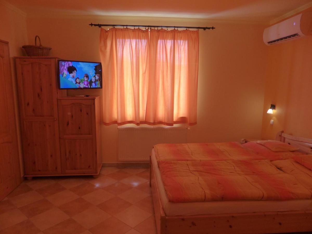 Napfeny Apartman Es Vendeghaz エゲルサローク エクステリア 写真