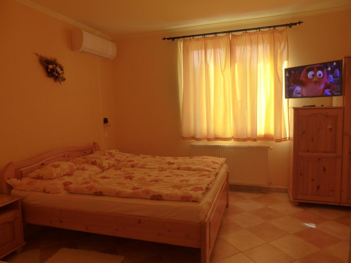 Napfeny Apartman Es Vendeghaz エゲルサローク エクステリア 写真