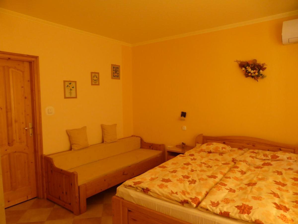 Napfeny Apartman Es Vendeghaz エゲルサローク エクステリア 写真