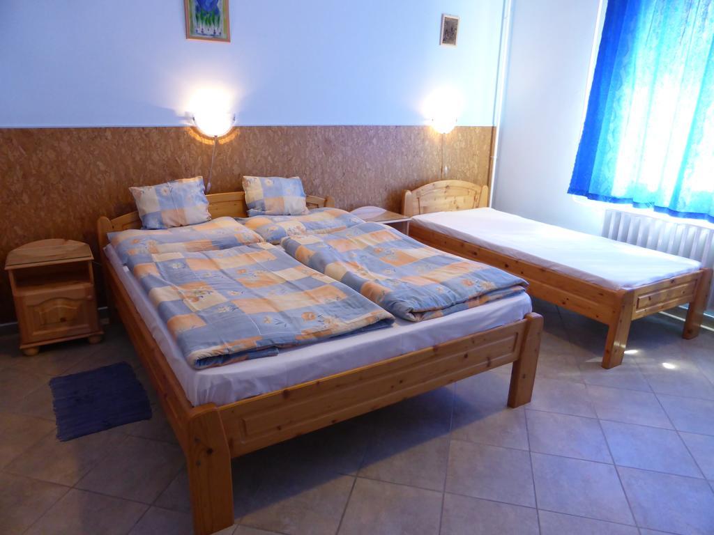 Napfeny Apartman Es Vendeghaz エゲルサローク エクステリア 写真