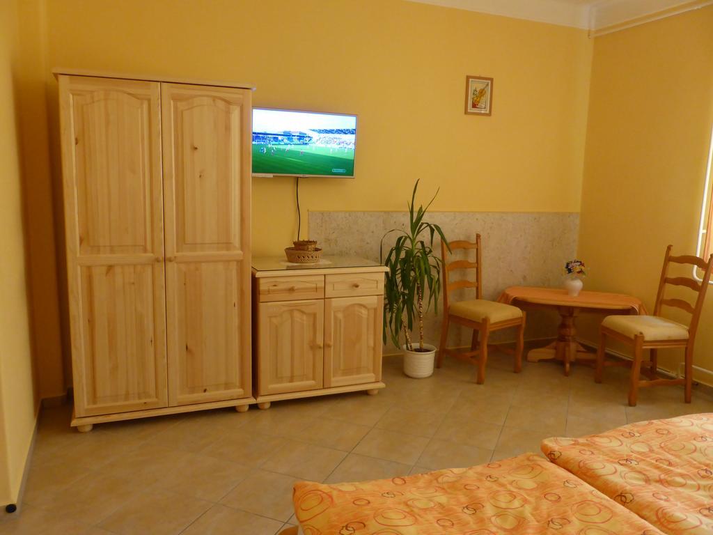 Napfeny Apartman Es Vendeghaz エゲルサローク エクステリア 写真