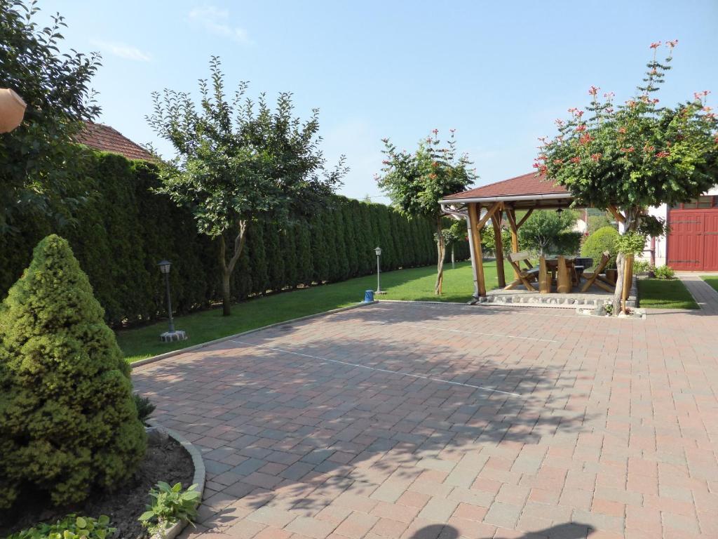 Napfeny Apartman Es Vendeghaz エゲルサローク エクステリア 写真