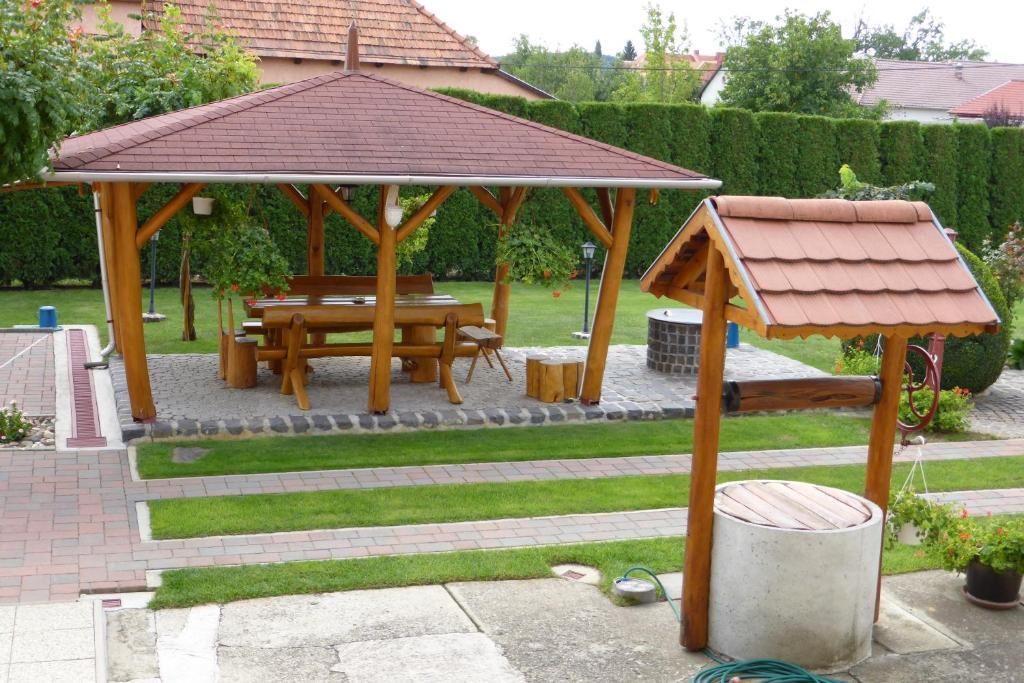 Napfeny Apartman Es Vendeghaz エゲルサローク エクステリア 写真